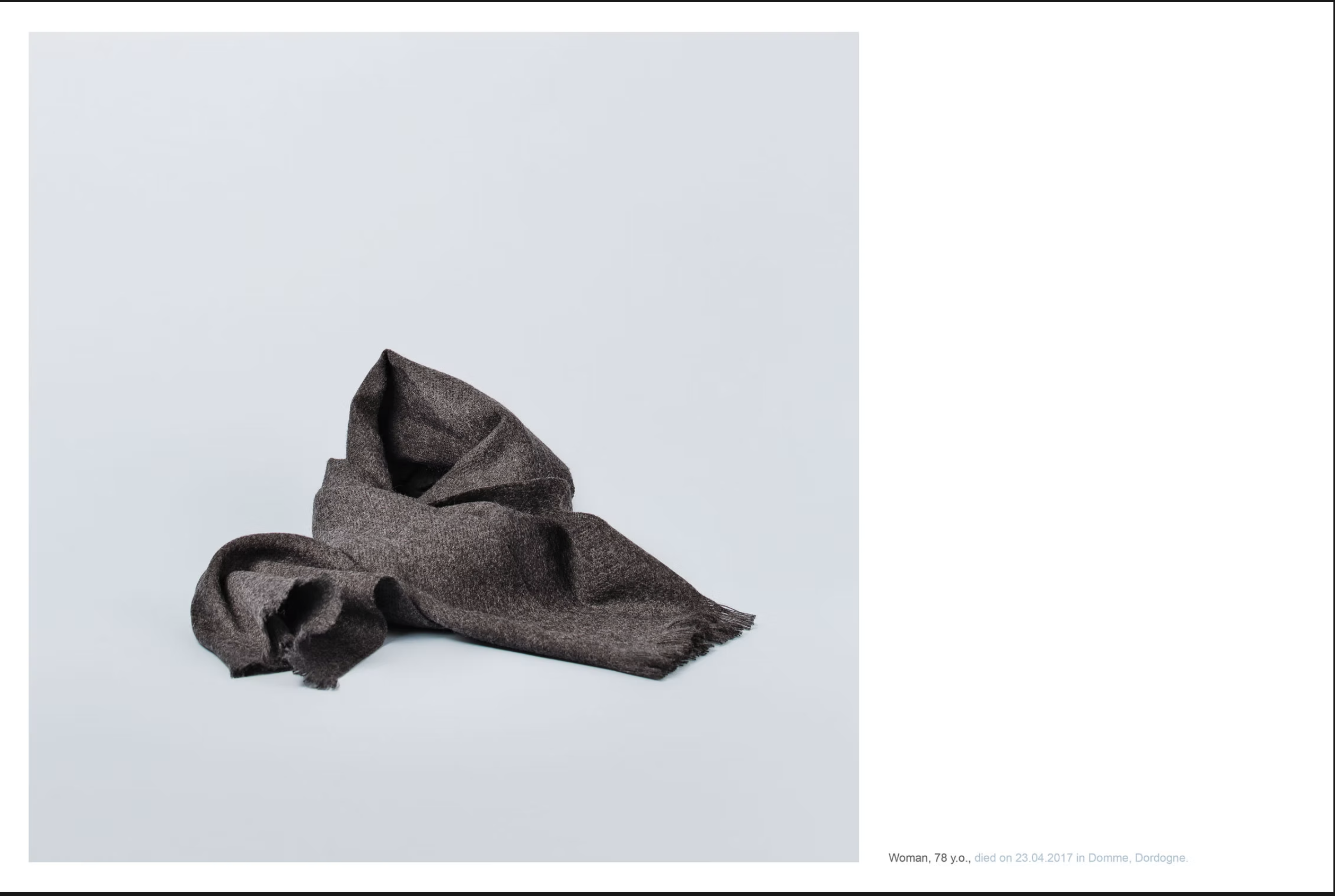 Photo d'une écharpe grise posée sur un fond blanc